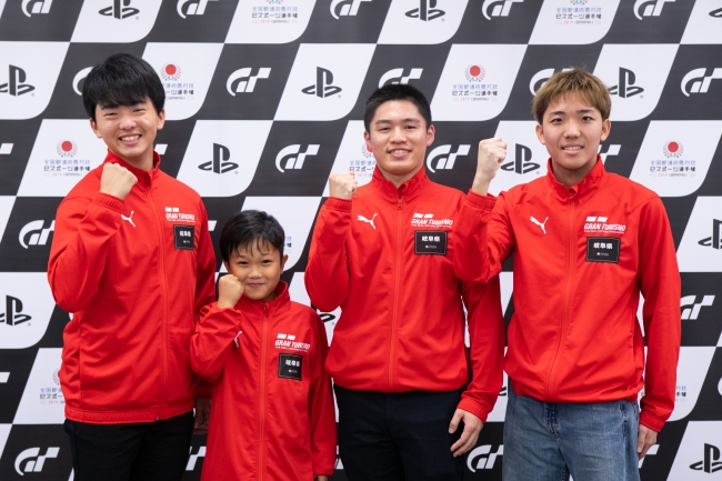 左から、岐阜県 少年の部・1位の矢橋弘輝選手、2位の浜松奏月選手。一般の部・1位の深谷諄選手、2位の古屋公暉選手。
