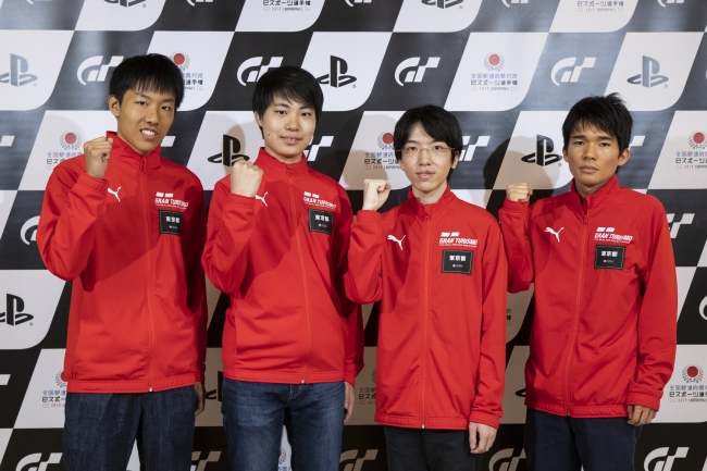 左から、東京都 少年の部・1位の佐々木唯人選手、2位の三宅拓磨選手。一般の部・1位の吉田匠吾選手、2位の森龍太郎選手。