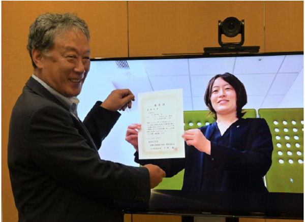 【平野取締役専務執行役員（左）から最優秀賞受賞者にオンライン上で表彰状を授与】