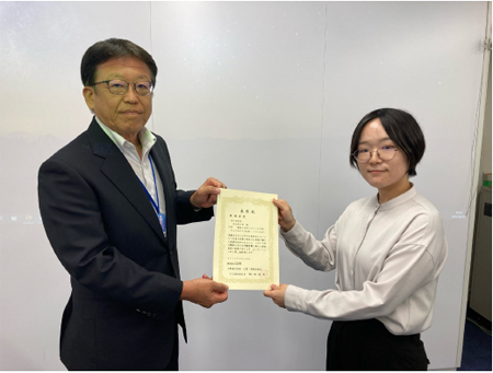 組田VE推進委員長から受賞者に表彰状が手渡された。