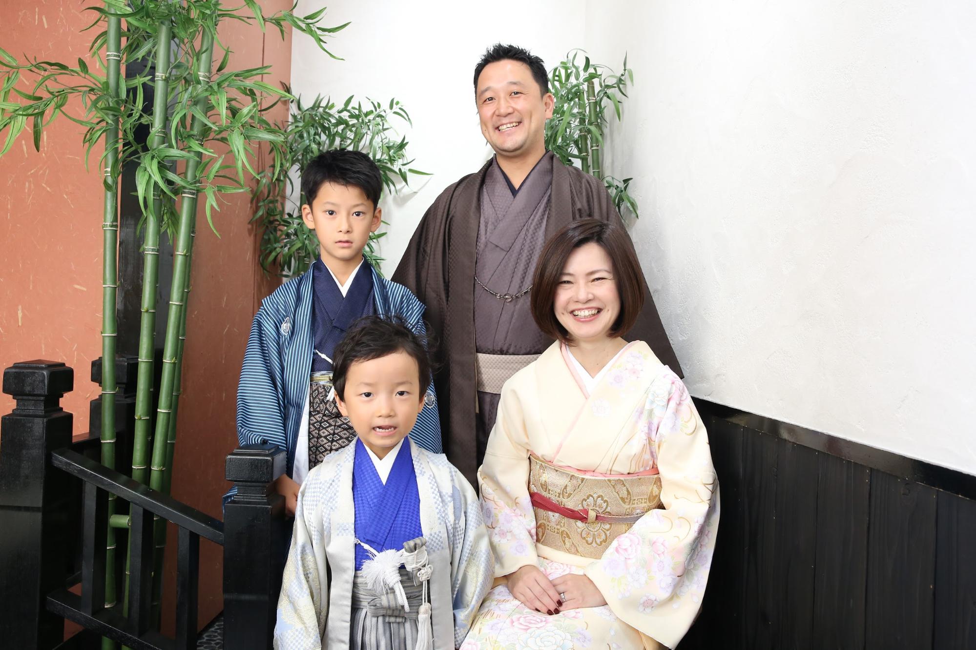 デジタル時代の新しい写真館 写真スタジオ Happilyフォトスタジオ 18年は 家族で和装 が人気 七五三のトレンドは 子どものお祝いから家族 全員のお祝いへ 株式会社ハピリィのプレスリリース