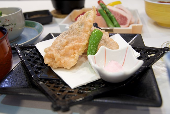 会席メニューから「鰯の天ぷら 香梅塩」(イメージ) 会席メニューから「鰯の天ぷら 香梅塩」(イメージ)