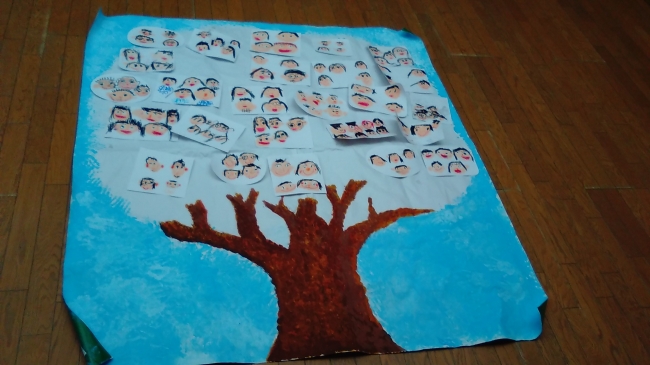ひまわり組作品 1作品（H 172 cm ×W 153 cm） テーマ：家族全員を描く※28名による合作