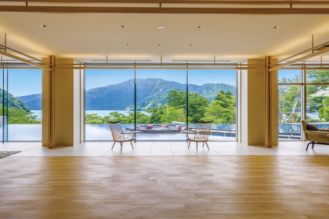 『箱根・芦ノ湖 はなをり』 芦ノ湖の景観がスクリーンのように広がるロビー