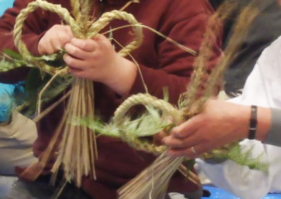 収穫後の稲も大切に使う昔の慣習を体験