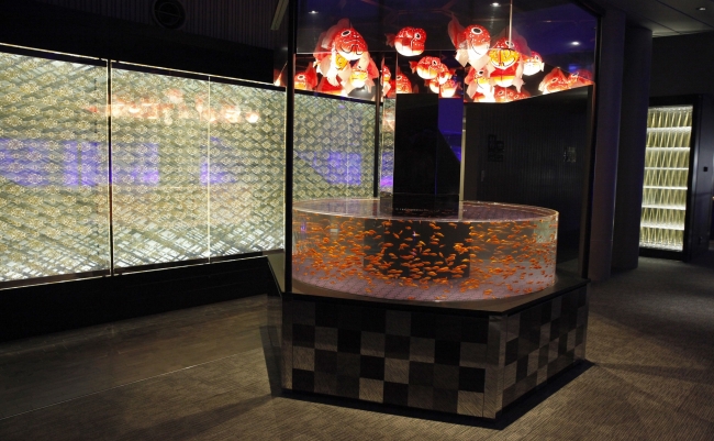 「江戸リウム」の金魚展示水槽が金魚アートで彩られます