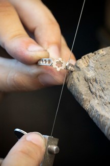 糸鋸を用いてリングの構造に 細工を施す作業