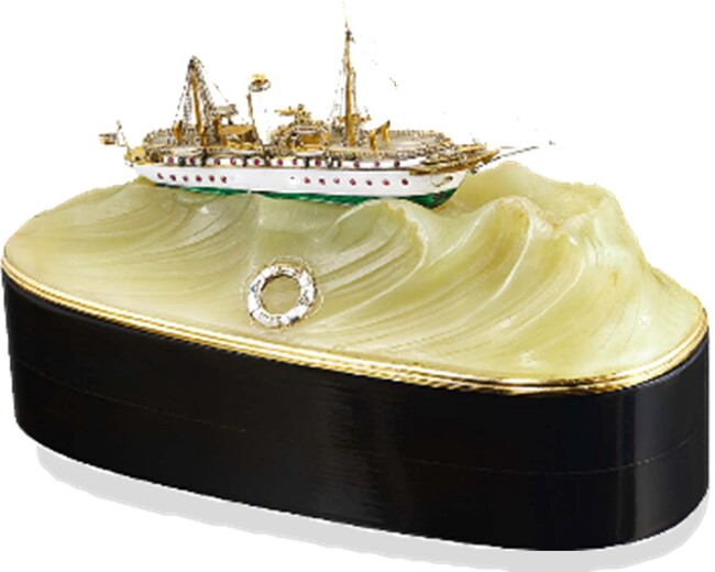 ヴァルナ ヨットのスケールモデル、1906年頃 イエローゴールド、シルバー、ジャスパー、ウッド、エナメル ヴァン クリーフ&アーペル コレクション ヴァルナ ヨットのスケールモデル、1906年頃 イエローゴールド、シルバー、ジャスパー、ウッド、エナメル ヴァン クリーフ&アーペル コレクション