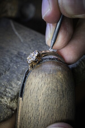 石の位置を確認しながらセットする作業 石の位置を確認しながらセットする作業