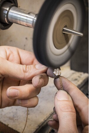 やすりによる研磨作業 やすりによる研磨作業