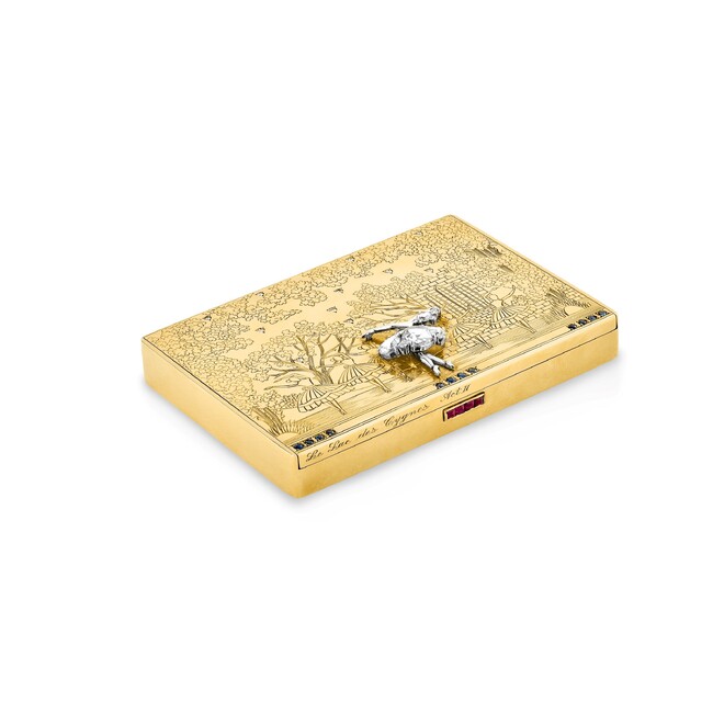 「白鳥の湖」パウダーコンパクト 1946年 イエローゴールド、ルビー、サファイア、ダイヤモンド ヴァン クリーフ&アーペル コレクション 「白鳥の湖」パウダーコンパクト 1946年 イエローゴールド、ルビー、サファイア、ダイヤモンド ヴァン クリーフ&アーペル コレクション