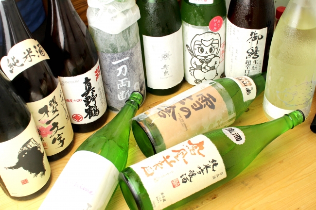 日本酒は随時10種類以上。酒屋さんにせんべろで出していると言ったら怒られるレベルの日本酒がそろう