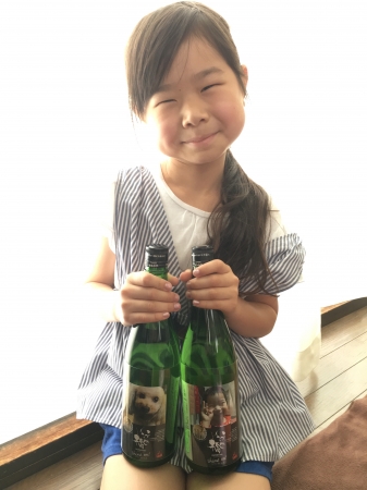 お孫さんの写真のラベルの日本酒をギフト用に。