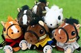 イクイノックス、ディープインパクトら名馬6頭が、置いてもかわいい「ぬいぐるみ型ヘッドカバー」になって集結！