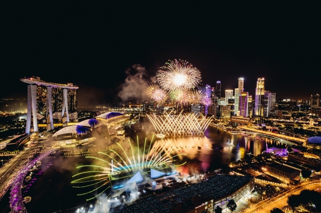 日本発の未来型花火エンタテインメントが50万人を魅了 シンガポールで歓喜と感動のhappy New Year 有料席チケット2万1 000枚が開催前にallsoldoutに エイベックス株式会社のプレスリリース