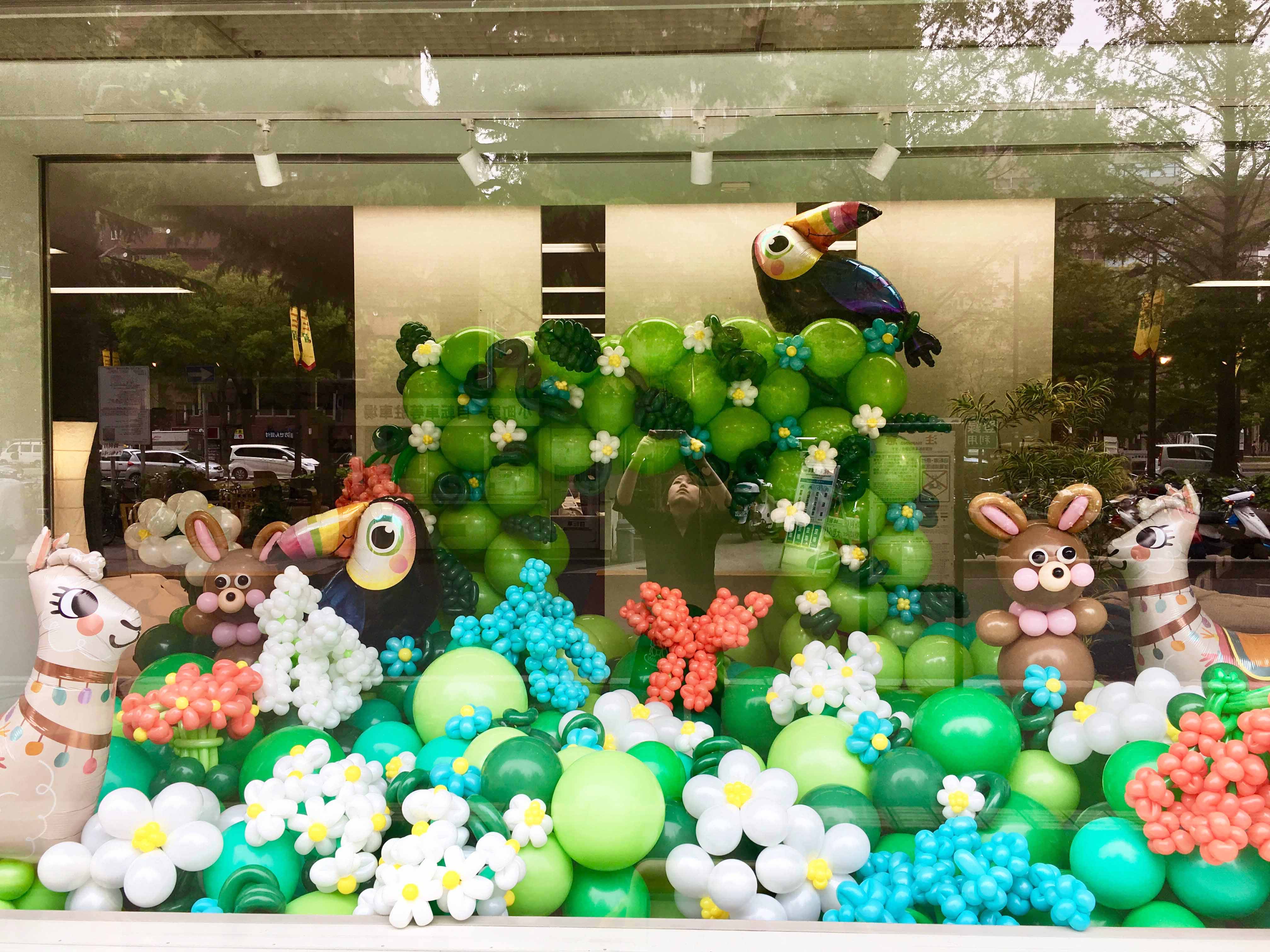 バルーンアーティスト家泉あづささんが 花々と新緑そして愛らしい動物たちのスプリングバルーンを制作 スプリングバルーンフェスティバル イン 広島ギャラリー 開催 シモンズ株式会社のプレスリリース