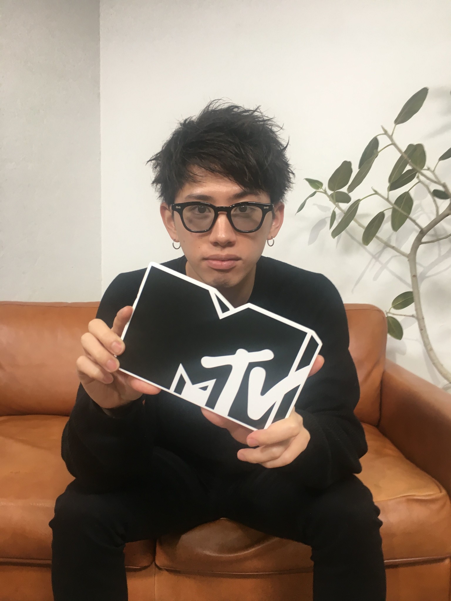 ONE OK ROCK Takaが視聴者からの100の質問に回答！その模様は、MTVで大量オンエア！！2月はMTVが見逃せない！｜バイアコム