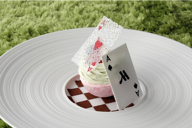 デザートの飴細工と砂糖細工のトランプにも注目 デザートの飴細工と砂糖細工のトランプにも注目