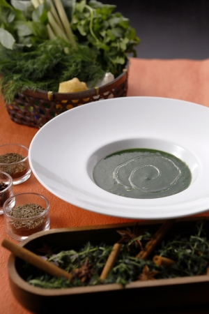 鮮やかな緑が印象的な「モロヘイヤの温かいスープ」