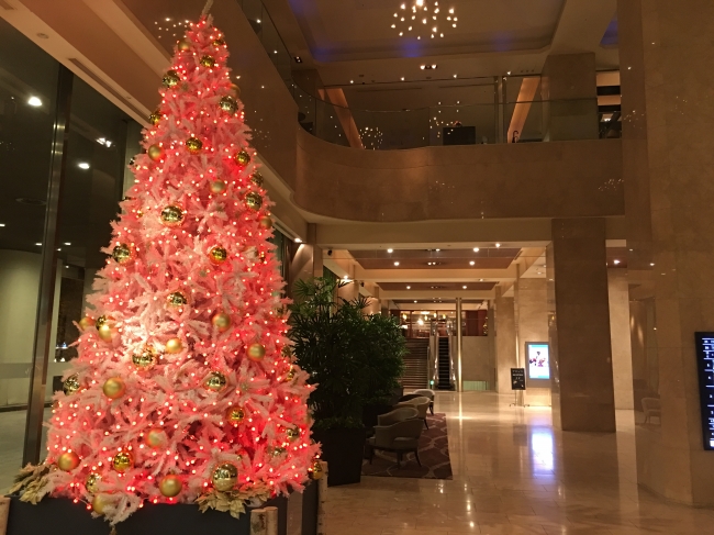 1階ロビーに設置する色が変わる「イルミネーションクリスマスツリー」