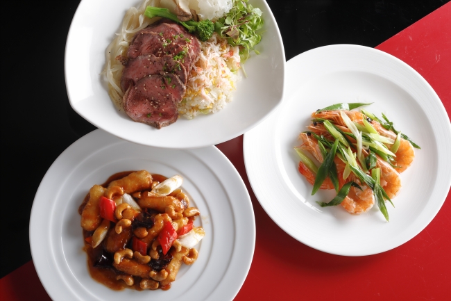 中国料理 四川（写真右）ボイル有頭海老 山椒ソース（写真左）タラバ蟹の炒め（写真中央）中華風ローストビーフ 蟹チャーハン