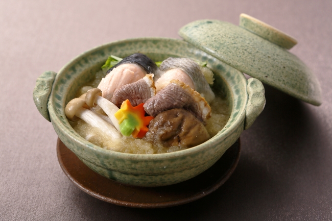 〈日本料理〉11月「旬彩」メニューより”鮭と炙り鴨のみぞれ仕立て”