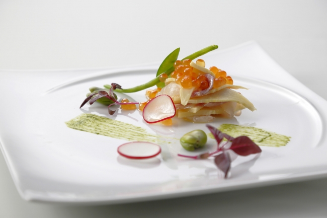 《欧風料理》4月「スペシャリテ」より“真鯛と筍のカルパッチョ イクラ添え”