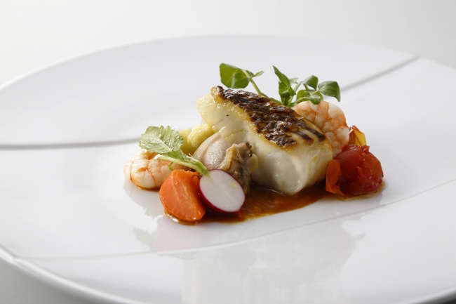 《欧風料理》3月「スペシャリテ」より”桜鯛のポワレ 海老と蛤のブラザート サフラン風味”