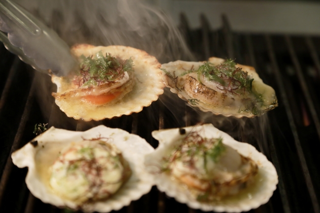 ＜ライブキッチン＞北海道産殻付き帆立貝の海藻バター焼き