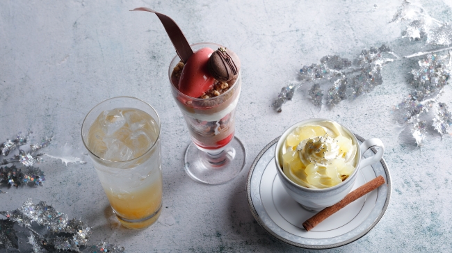 （写真左から）柚子スカッシュ、チョコレートとベリーのパフェ、アップルシナモン ラテ