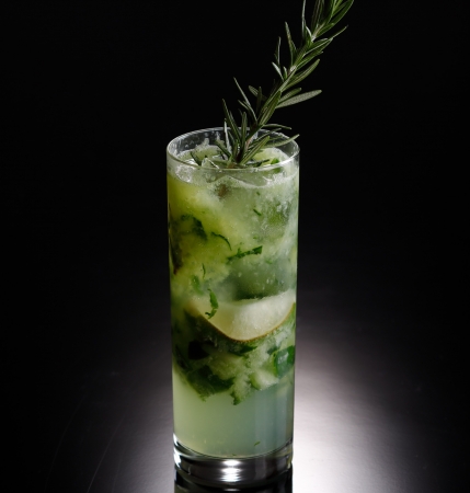 胡瓜とローズマリーのジントニック
