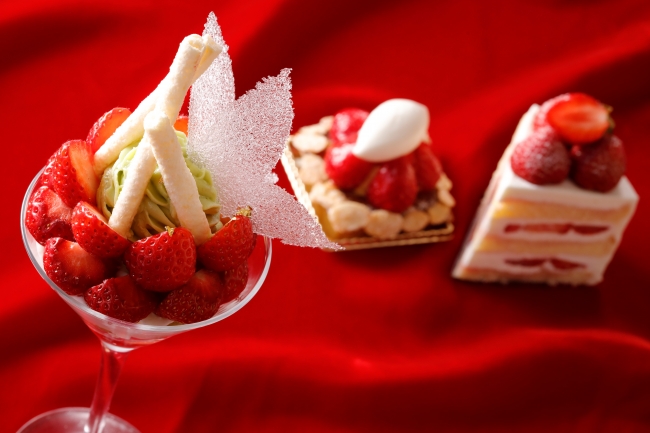 （写真左から）あまおういちごパフェ、あまおういちごタルト、プレミアムショートケーキ