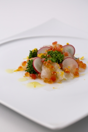 欧風料理「桜鯛と菜の花のカルパッチョ 柚子風味 イクラ添え」