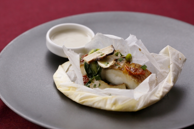 【欧風料理】松茸と真鯛のカルトッチョ(紙包み焼き) バーニャカウダソース