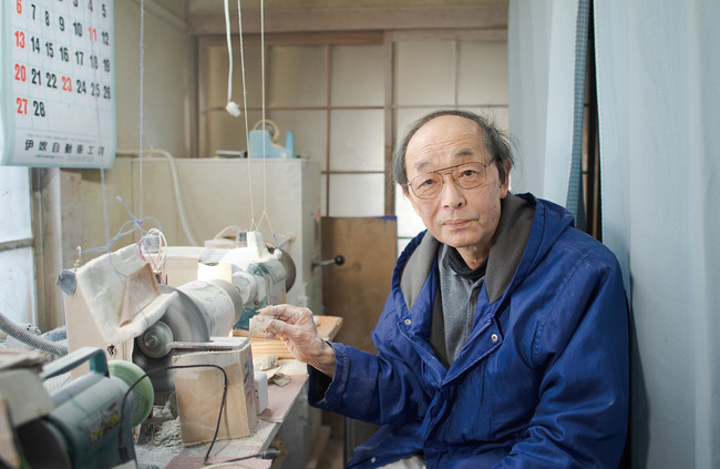 昭和40年から貝殻の加工を行う境一久さん。G7伊勢志摩サミットの記念品も製作