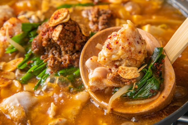 “旨辛”オニ鍋　豚バラと鶏つくね、坦々味噌の焦がしガーリックスープ