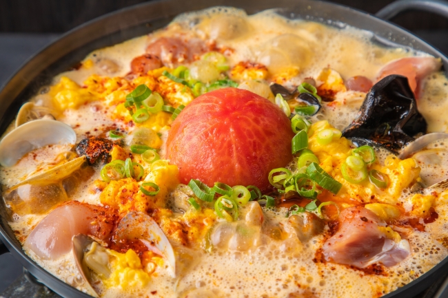 “酸辛”オニ鍋　鶏モモとあさり、トマトの酸辣湯スープ