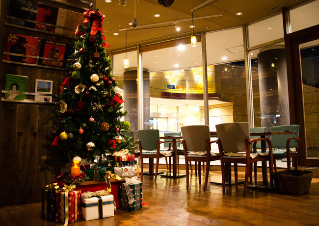広々空間でゆったりクリスマスディナー なんばパークスのイルミネーションを眺めながらクリスマス ディナーを楽しめる限定コースを予約受付中 株式会社エスエルディーのプレスリリース