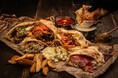 【飲めるピザ】チーズと具材があふれ出す、背徳のカルツォーネ。常識もマナーも忘れて本能のままにかぶりつけ！道玄坂・ワイン酒場 GabuLiciousにて新発売！