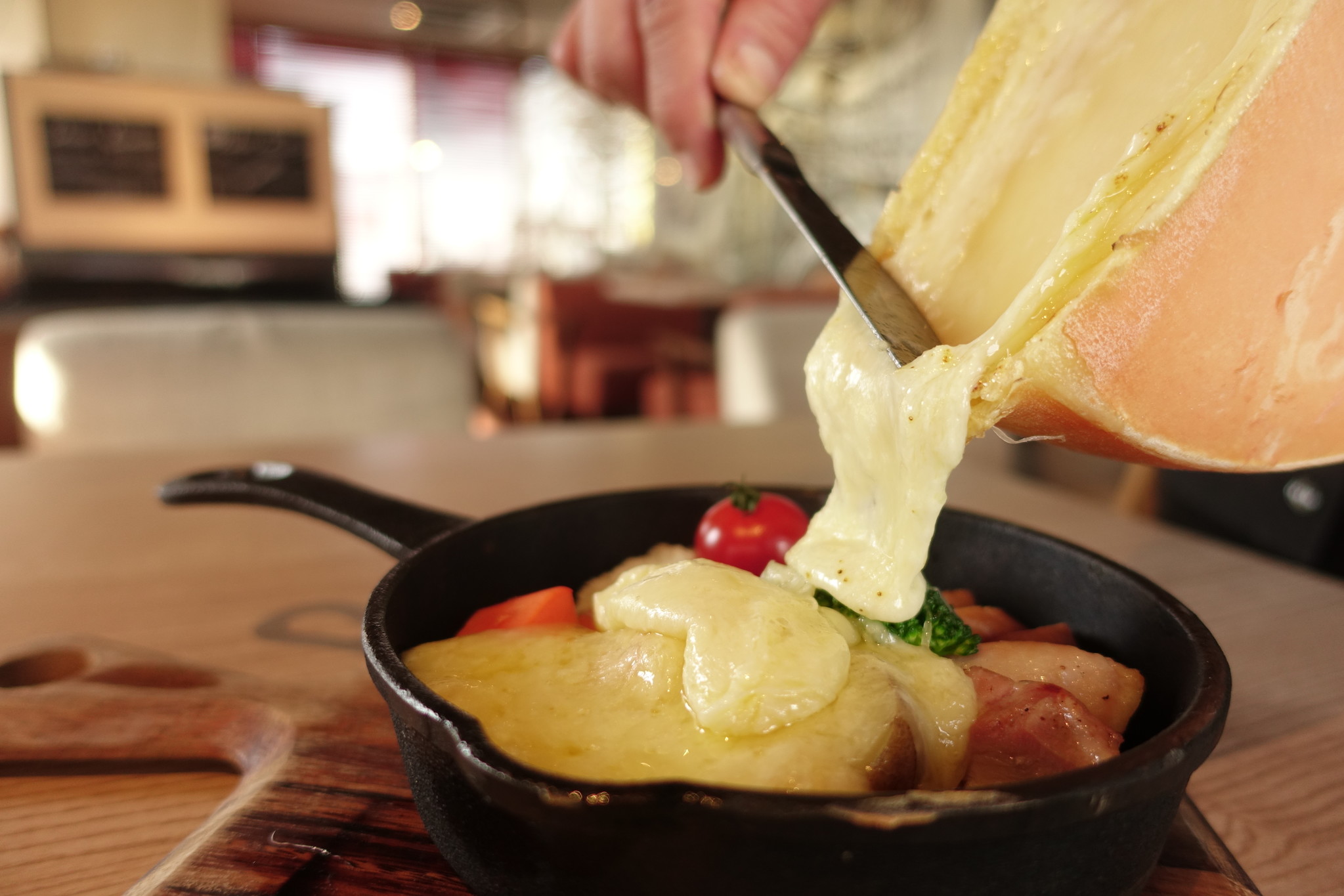 東京で人気のラクレットチーズが期間限定で食べられる！＃702 CAFE&DINER なんばパークス店でチーズフェア開催｜株式会社エスエルディー