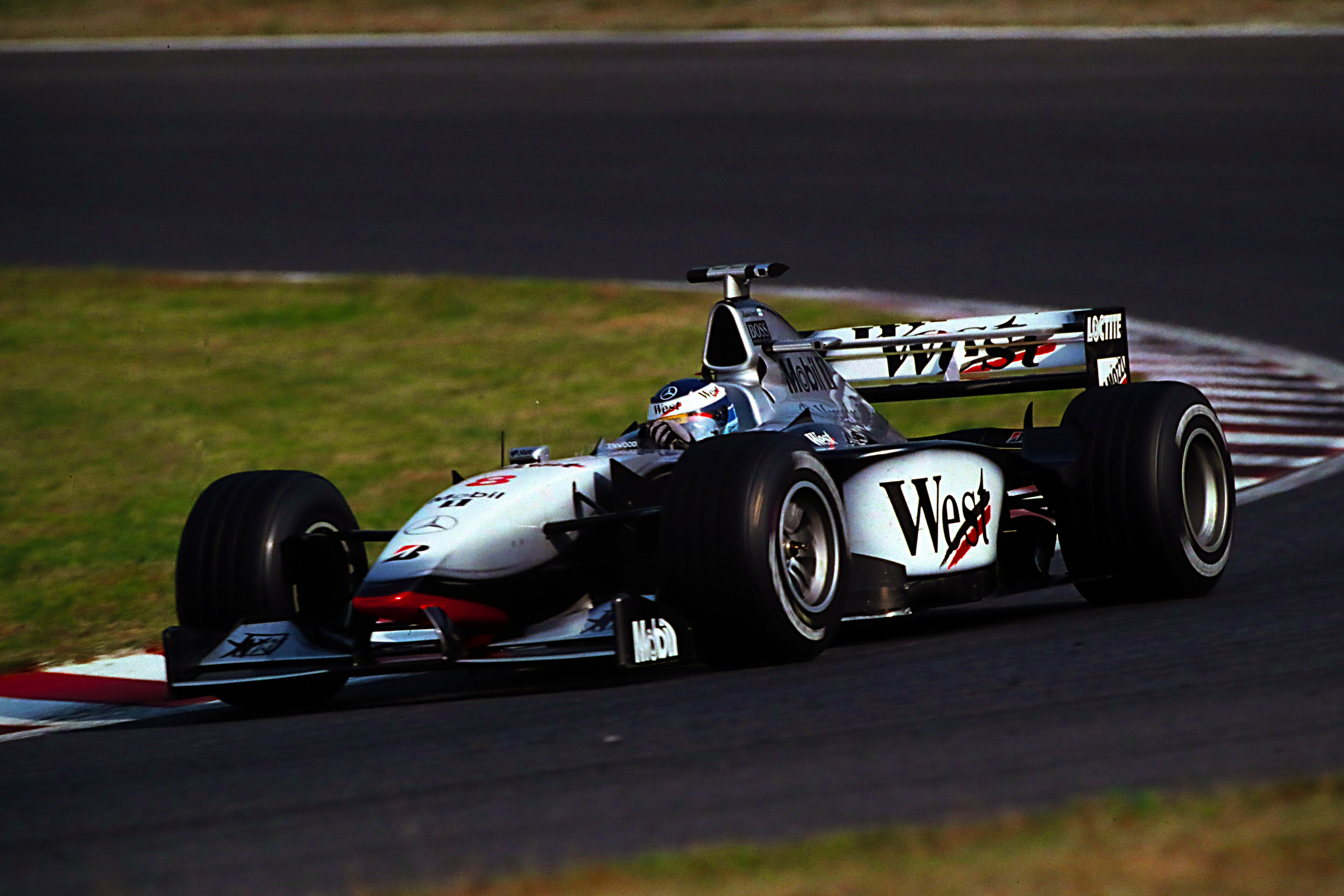 F1日本グランプリ：ミカ・ハッキネンが自身初チャンピオンを獲得したマシン「McLaren MP4-13」の登場が決定！