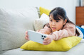 【調査結果】自分を「スマホ中毒」だと感じる小学生は37％、中学生では52.5％。そう感じる理由の1位は「気づいたら1時間以上いじっていたとき」