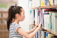 【調査結果】小中学生の84.2％が「表紙やタイトルを見て」本を選ぶと回答。「SNSやYouTubeで見て」選ぶ中学生は33.5％で「友達のおすすめ」26.4％を上回る
