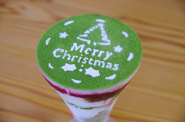 12月25日まで限定、  クリスマスデザインの抹茶ティラミスパフェ