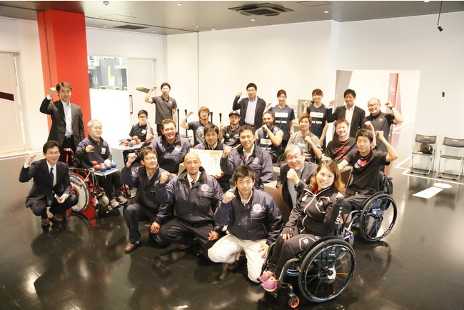 「Band Sofa」と職長会、日本財団パラアリーナを利用している選手たち（2019年7月）