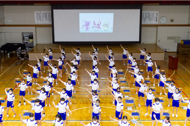 「TOKYO 2020 Para Sport Dance!」のダンスをお披露目する児童たち　 (C)TOKYO2020