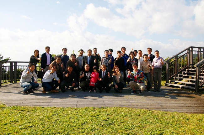 昨年度実施の様子。松本市長を囲んでの参加者の集合写真