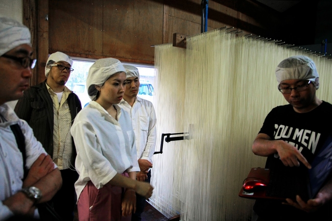 素麺工場を視察する参加者