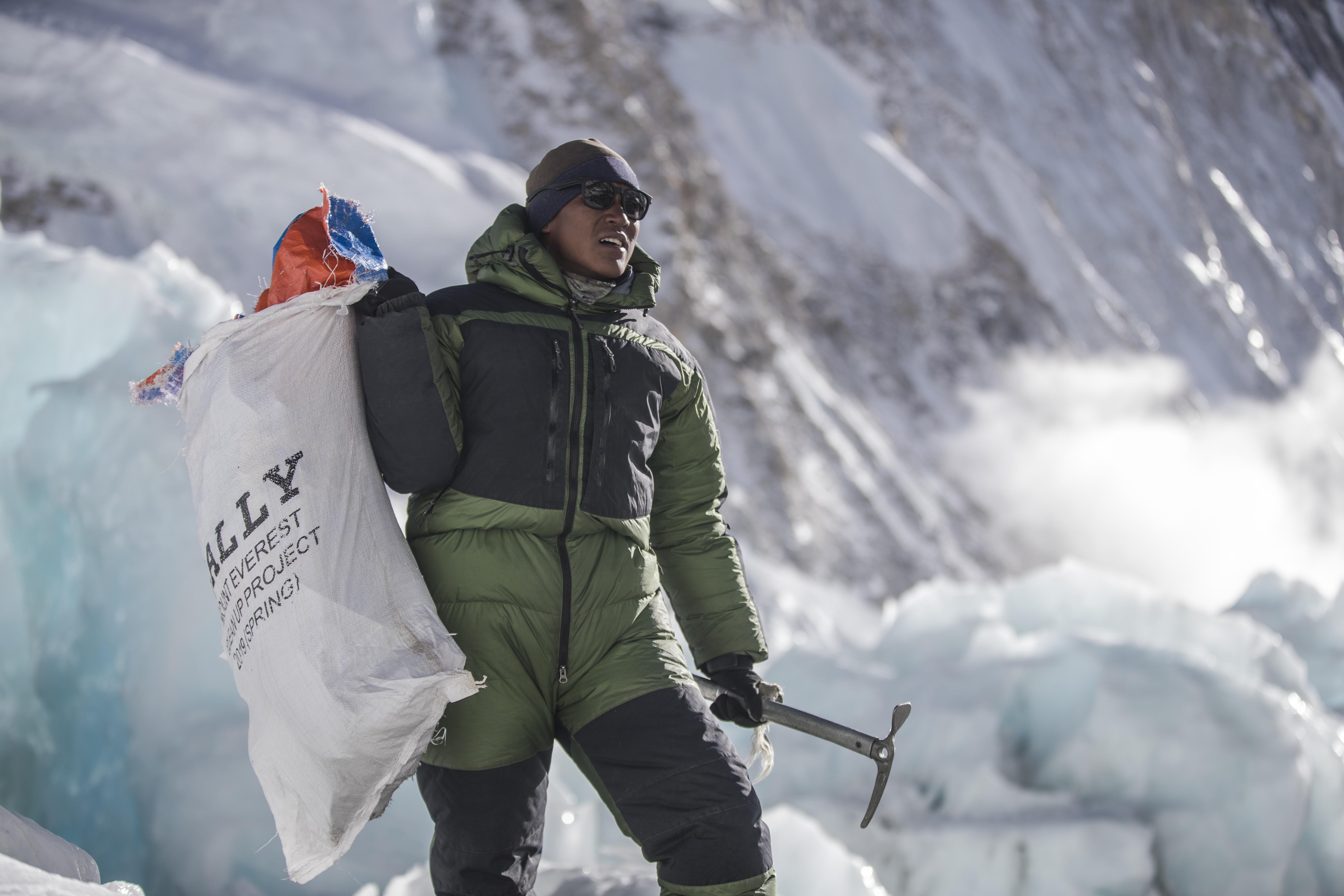 Peak Outlookプロジェクト スイスラグジュアリーブランド バリーがエベレストの環境保全を目指した廃棄物回収活動をスタート 株式会社バリー ジャパンのプレスリリース