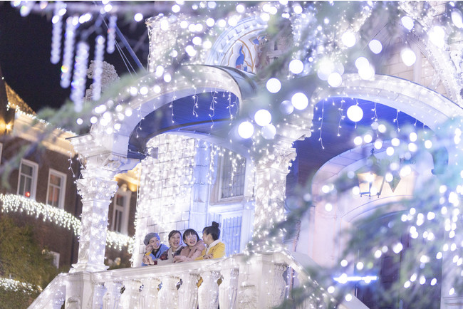 幻想的な光の空間 白銀プロムナード が今年新登場 ヨーロッパの街並みが白く染まる 白銀の世界 本場のクリスマスシーズンを満喫 ハウステンボス 株式会社のプレスリリース